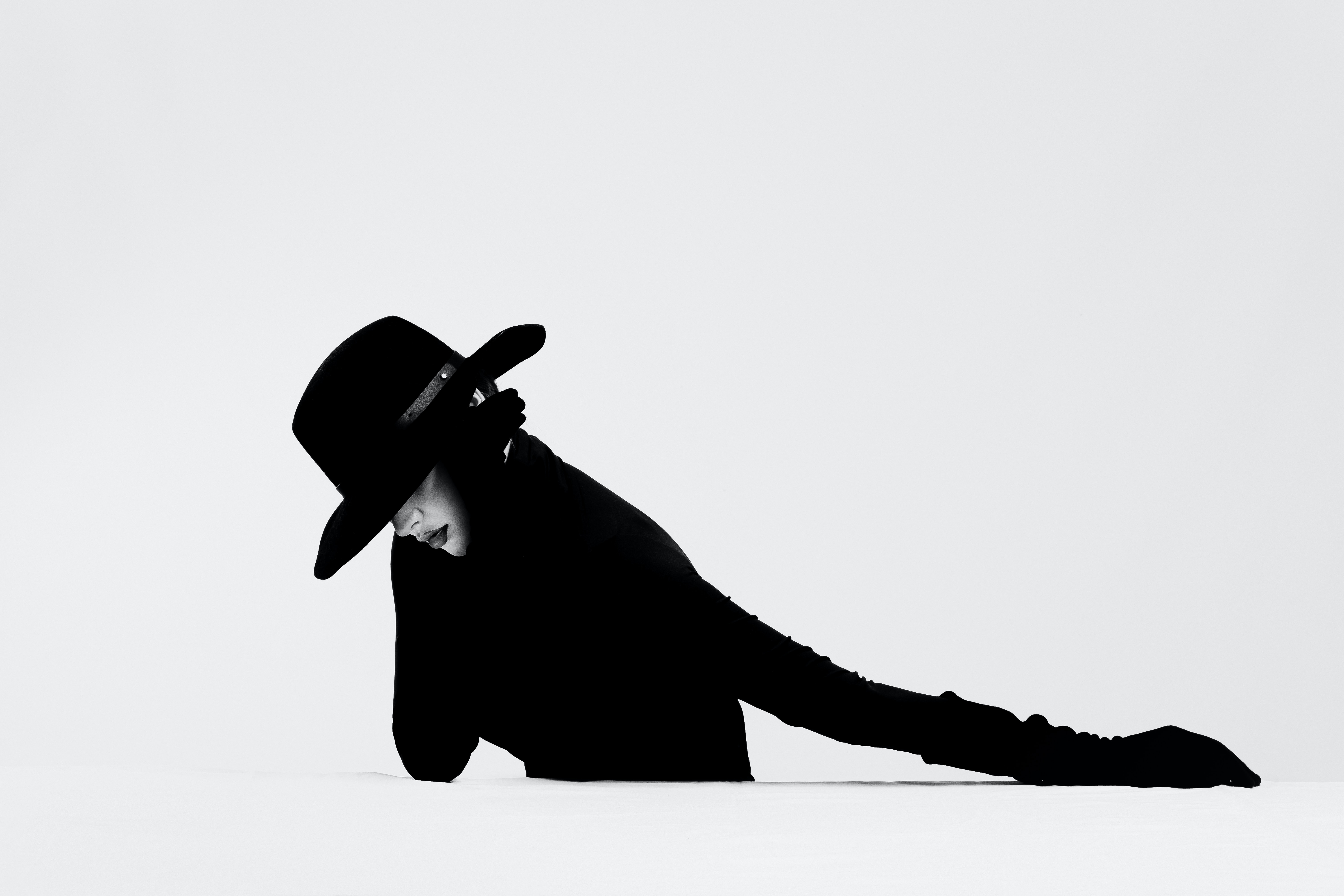 A woman with hat and glass with black coat
